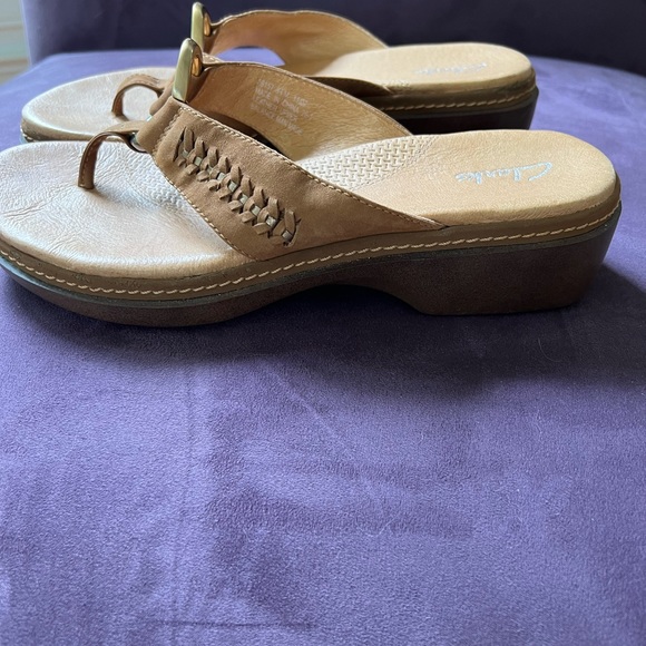 Clarks  sandals, tan leather with silver & bronze ring.    size 8 1/2M - Picture 2 of 6